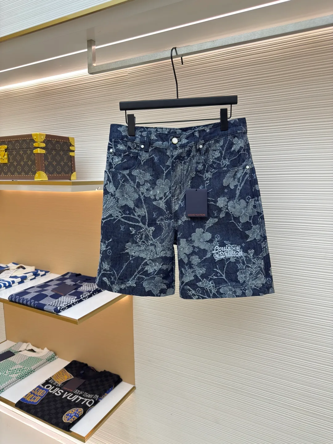 LOUIS VUITTON floral embroidered letter shorts ●Authentic product: Purchased and developed by 14299 ●Item number: 1680179-B15 ●Fabric: denim fabric ●Technology: jacquard production ●Version: fitted version ●Weight: about 540 grams ●Size: 30-32-34-36 ●Description: Made of customized cotton jacquard denim fabric, 100% cotton imported yarn, decorated with floral and surf pattern designs throughout, Monogram pattern is depicted on it, the jacquard is integrated with the fabric, and the placket is molded with customized pearlescent buttons with LV letter logo, truly 1:1 copy. The overall wiring is straight and delicate, the fabric is comfortable and soft, and the color is consistent without color difference. It can be matched with the same style to create a fashionable look and control various occasions. Customized accessories, complete with three standards, same style for men and women!